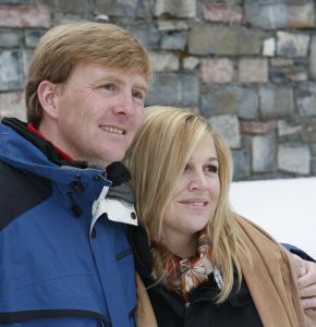 2-02-2007 KONINKLIJK HUIS: DE KONINGIN IS MET FAMILIE OP VAKANTIE IN LECH. De Koningin is samen met Prins van Oranje Willem-Alexander, Prinses Maxima,Prins Constantijn en Prins Laurentien en hun kinderen Catharina-Amalia, Alexia, Eloise, Claus-Casimir en Leonore met wintersport vakantie in het Oostenrijkse Lech. Men logeert als vanouds in het bijhuis de POFTUTFCHE van De Post 
foto: Albert den Iseger.