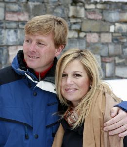 2-02-2007 KONINKLIJK HUIS: DE KONINGIN IS MET FAMILIE OP VAKANTIE IN LECH. De Koningin is samen met Prins van Oranje Willem-Alexander, Prinses Maxima,Prins Constantijn en Prins Laurentien en hun kinderen Catharina-Amalia, Alexia, Eloise, Claus-Casimir en Leonore met wintersport vakantie in het Oostenrijkse Lech. Men logeert als vanouds in het bijhuis de POFTUTFCHE van De Post 
foto: Albert den Iseger.