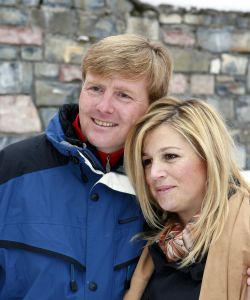 2-02-2007 KONINKLIJK HUIS: DE KONINGIN IS MET FAMILIE OP VAKANTIE IN LECH. De Koningin is samen met Prins van Oranje Willem-Alexander, Prinses Maxima,Prins Constantijn en Prins Laurentien en hun kinderen Catharina-Amalia, Alexia, Eloise, Claus-Casimir en Leonore met wintersport vakantie in het Oostenrijkse Lech. Men logeert als vanouds in het bijhuis de POFTUTFCHE van De Post 
foto: Albert den Iseger.