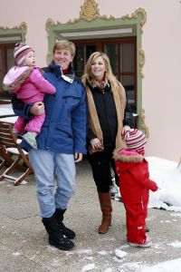 2-02-2007 KONINKLIJK HUIS: DE KONINGIN IS MET FAMILIE OP VAKANTIE IN LECH. De Koningin is samen met Prins van Oranje Willem-Alexander, Prinses Maxima,Prins Constantijn en Prins Laurentien en hun kinderen Catharina-Amalia, Alexia, Eloise, Claus-Casimir en Leonore met wintersport vakantie in het Oostenrijkse Lech. Men logeert als vanouds in het bijhuis de POFTUTFCHE van De Post 
foto: Albert den Iseger.