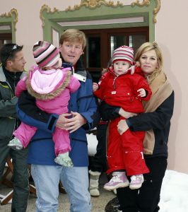 2-02-2007 KONINKLIJK HUIS: DE KONINGIN IS MET FAMILIE OP VAKANTIE IN LECH. De Koningin is samen met Prins van Oranje Willem-Alexander, Prinses Maxima,Prins Constantijn en Prins Laurentien en hun kinderen Catharina-Amalia, Alexia, Eloise, Claus-Casimir en Leonore met wintersport vakantie in het Oostenrijkse Lech. Men logeert als vanouds in het bijhuis de POFTUTFCHE van De Post 
foto: Albert den Iseger.