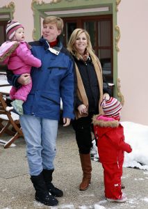 2-02-2007 KONINKLIJK HUIS: DE KONINGIN IS MET FAMILIE OP VAKANTIE IN LECH. De Koningin is samen met Prins van Oranje Willem-Alexander, Prinses Maxima,Prins Constantijn en Prins Laurentien en hun kinderen Catharina-Amalia, Alexia, Eloise, Claus-Casimir en Leonore met wintersport vakantie in het Oostenrijkse Lech. Men logeert als vanouds in het bijhuis de POFTUTFCHE van De Post 
foto: Albert den Iseger.
