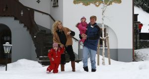2-02-2007 KONINKLIJK HUIS: DE KONINGIN IS MET FAMILIE OP VAKANTIE IN LECH. De Koningin is samen met Prins van Oranje Willem-Alexander, Prinses Maxima,Prins Constantijn en Prins Laurentien en hun kinderen Catharina-Amalia, Alexia, Eloise, Claus-Casimir en Leonore met wintersport vakantie in het Oostenrijkse Lech. Men logeert als vanouds in het bijhuis de POFTUTFCHE van De Post 
foto: Albert den Iseger.