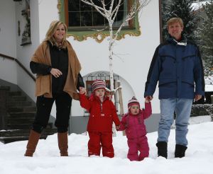 2-02-2007 KONINKLIJK HUIS: DE KONINGIN IS MET FAMILIE OP VAKANTIE IN LECH. De Koningin is samen met Prins van Oranje Willem-Alexander, Prinses Maxima,Prins Constantijn en Prins Laurentien en hun kinderen Catharina-Amalia, Alexia, Eloise, Claus-Casimir en Leonore met wintersport vakantie in het Oostenrijkse Lech. Men logeert als vanouds in het bijhuis de POFTUTFCHE van De Post 
foto: Albert den Iseger.