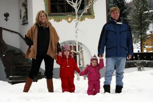 2-02-2007 KONINKLIJK HUIS: DE KONINGIN IS MET FAMILIE OP VAKANTIE IN LECH. De Koningin is samen met Prins van Oranje Willem-Alexander, Prinses Maxima,Prins Constantijn en Prins Laurentien en hun kinderen Catharina-Amalia, Alexia, Eloise, Claus-Casimir en Leonore met wintersport vakantie in het Oostenrijkse Lech. Men logeert als vanouds in het bijhuis de POFTUTFCHE van De Post 
foto: Albert den Iseger.