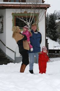 2-02-2007 KONINKLIJK HUIS: DE KONINGIN IS MET FAMILIE OP VAKANTIE IN LECH. De Koningin is samen met Prins van Oranje Willem-Alexander, Prinses Maxima,Prins Constantijn en Prins Laurentien en hun kinderen Catharina-Amalia, Alexia, Eloise, Claus-Casimir en Leonore met wintersport vakantie in het Oostenrijkse Lech. Men logeert als vanouds in het bijhuis de POFTUTFCHE van De Post 
foto: Albert den Iseger.