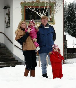 2-02-2007 KONINKLIJK HUIS: DE KONINGIN IS MET FAMILIE OP VAKANTIE IN LECH. De Koningin is samen met Prins van Oranje Willem-Alexander, Prinses Maxima,Prins Constantijn en Prins Laurentien en hun kinderen Catharina-Amalia, Alexia, Eloise, Claus-Casimir en Leonore met wintersport vakantie in het Oostenrijkse Lech. Men logeert als vanouds in het bijhuis de POFTUTFCHE van De Post 
foto: Albert den Iseger.