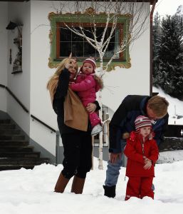 2-02-2007 KONINKLIJK HUIS: DE KONINGIN IS MET FAMILIE OP VAKANTIE IN LECH. De Koningin is samen met Prins van Oranje Willem-Alexander, Prinses Maxima,Prins Constantijn en Prins Laurentien en hun kinderen Catharina-Amalia, Alexia, Eloise, Claus-Casimir en Leonore met wintersport vakantie in het Oostenrijkse Lech. Men logeert als vanouds in het bijhuis de POFTUTFCHE van De Post 
foto: Albert den Iseger.