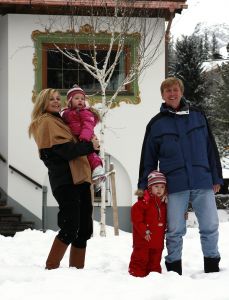 2-02-2007 KONINKLIJK HUIS: DE KONINGIN IS MET FAMILIE OP VAKANTIE IN LECH. De Koningin is samen met Prins van Oranje Willem-Alexander, Prinses Maxima,Prins Constantijn en Prins Laurentien en hun kinderen Catharina-Amalia, Alexia, Eloise, Claus-Casimir en Leonore met wintersport vakantie in het Oostenrijkse Lech. Men logeert als vanouds in het bijhuis de POFTUTFCHE van De Post 
foto: Albert den Iseger.