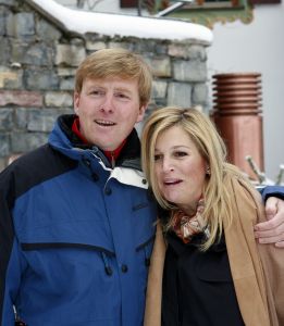 2-02-2007 KONINKLIJK HUIS: DE KONINGIN IS MET FAMILIE OP VAKANTIE IN LECH. De Koningin is samen met Prins van Oranje Willem-Alexander, Prinses Maxima,Prins Constantijn en Prins Laurentien en hun kinderen Catharina-Amalia, Alexia, Eloise, Claus-Casimir en Leonore met wintersport vakantie in het Oostenrijkse Lech. Men logeert als vanouds in het bijhuis de POFTUTFCHE van De Post 
foto: Albert den Iseger.