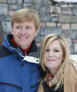2-02-2007 KONINKLIJK HUIS: DE KONINGIN IS MET FAMILIE OP VAKANTIE IN LECH. De Koningin is samen met Prins van Oranje Willem-Alexander, Prinses Maxima,Prins Constantijn en Prins Laurentien en hun kinderen Catharina-Amalia, Alexia, Eloise, Claus-Casimir en Leonore met wintersport vakantie in het Oostenrijkse Lech. Men logeert als vanouds in het bijhuis de POFTUTFCHE van De Post 
foto: Albert den Iseger.
