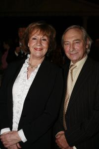 12-2-2007 SHOWBIZZ; DRENTS KNALFUIFJE VOOR KINDEREN IN SIR LANKA. Acteur Hans Langhout en Jacques d Ancona organiseerde in Party Town te Assen een knalfuif voor de kindertjes in Sir Lanka. Vele sterren waren belangenloos komen opdraven om de opbrengst te stimuleren. Tony Neef-Vera Mann-Frans Mulder-Jan Ottens-Hans Liberg-Marc-Marie Huybrechts-Mariska van Kolck-Brigitte Kaandorp en de Jantjes bezorgden de gasten een heerlijke lach. Tom Westermeijer vergrootte de opbrengst van 70.000 euro royaal tot een ton. De gasten klapten hun handen blauw om dit gulle gebaar.Ere gasten  Mies Bouman en Anne-Wil Blankers genoten met hun partners van een echt Drents avondje. Op de after party verzorgde Guus Meeuwis een spetterend optreden, daarna werden de Audi s de Rolls Royce en de Bentleys gestart voor een lange reis naar huis.
foto: Albert den Iseger.