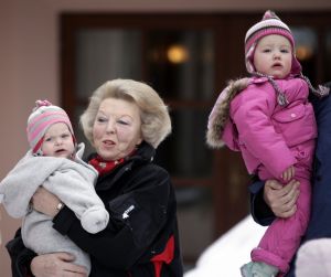 2-02-2007 KONINKLIJK HUIS: DE KONINGIN IS MET FAMILIE OP VAKANTIE IN LECH. De Koningin is samen met Prins van Oranje Willem-Alexander, Prinses Maxima,Prins Constantijn en Prins Laurentien en hun kinderen Catharina-Amalia, Alexia, Eloise, Claus-Casimir en Leonore met wintersport vakantie in het Oostenrijkse Lech. Men logeert als vanouds in het bijhuis de POFTUTFCHE van De Post 
foto: Albert den Iseger.