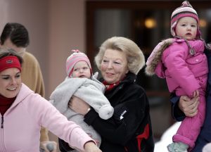 2-02-2007 KONINKLIJK HUIS: DE KONINGIN IS MET FAMILIE OP VAKANTIE IN LECH. De Koningin is samen met Prins van Oranje Willem-Alexander, Prinses Maxima,Prins Constantijn en Prins Laurentien en hun kinderen Catharina-Amalia, Alexia, Eloise, Claus-Casimir en Leonore met wintersport vakantie in het Oostenrijkse Lech. Men logeert als vanouds in het bijhuis de POFTUTFCHE van De Post 
foto: Albert den Iseger.