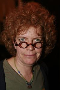 12-2-2007 SHOWBIZZ; DRENTS KNALFUIFJE VOOR KINDEREN IN SIR LANKA. Acteur Hans Langhout en Jacques d Ancona organiseerde in Party Town te Assen een knalfuif voor de kindertjes in Sir Lanka. Vele sterren waren belangenloos komen opdraven om de opbrengst te stimuleren. Tony Neef-Vera Mann-Frans Mulder-Jan Ottens-Hans Liberg-Marc-Marie Huybrechts-Mariska van Kolck-Brigitte Kaandorp en de Jantjes bezorgden de gasten een heerlijke lach. Tom Westermeijer vergrootte de opbrengst van 70.000 euro royaal tot een ton. De gasten klapten hun handen blauw om dit gulle gebaar.Ere gasten  Mies Bouman en Anne-Wil Blankers genoten met hun partners van een echt Drents avondje. Op de after party verzorgde Guus Meeuwis een spetterend optreden, daarna werden de Audi s de Rolls Royce en de Bentleys gestart voor een lange reis naar huis.
foto: Albert den Iseger.