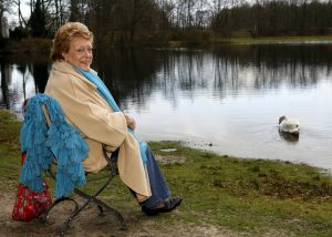 08-02-2007 SHOWBIZZ: CAROLINE KAART GEEFT INTERVIEW AAN WEEKBLAD PRIVE. De 75 jarige operadiva klapt uit de school tegen journaliste van weekblad Prive Barbara Plugge. Een verhaal in 2 delen dat menigeen wakker zal schudden wat er zoal gaande was en is in de Nederlandse showbizzvijver. Een pracht verhaal opgetekend in alle stilte van de Larense bossen. Caroline Kaart of te wel Carolin Raitt haar schotse naam maakt schoon schip en Barbara Plugge schreef het op. Deze week en volgende week exclusief voor u in de Prive.
foto: Albert den Iseger.