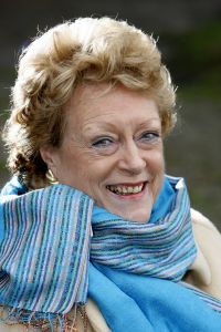 08-02-2007 SHOWBIZZ: CAROLINE KAART GEEFT INTERVIEW AAN WEEKBLAD PRIVE. De 75 jarige operadiva klapt uit de school tegen journaliste van weekblad Prive Barbara Plugge. Een verhaal in 2 delen dat menigeen wakker zal schudden wat er zoal gaande was en is in de Nederlandse showbizzvijver. Een pracht verhaal opgetekend in alle stilte van de Larense bossen. Caroline Kaart of te wel Carolin Raitt haar schotse naam maakt schoon schip en Barbara Plugge schreef het op. Deze week en volgende week exclusief voor u in de Prive.
foto: Albert den Iseger.