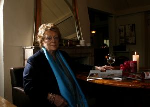 08-02-2007 SHOWBIZZ: CAROLINE KAART GEEFT INTERVIEW AAN WEEKBLAD PRIVE. De 75 jarige operadiva klapt uit de school tegen journaliste van weekblad Prive Barbara Plugge. Een verhaal in 2 delen dat menigeen wakker zal schudden wat er zoal gaande was en is in de Nederlandse showbizzvijver. Een pracht verhaal opgetekend in alle stilte van de Larense bossen. Caroline Kaart of te wel Carolin Raitt haar schotse naam maakt schoon schip en Barbara Plugge schreef het op. Deze week en volgende week exclusief voor u in de Prive.
foto: Albert den Iseger.
