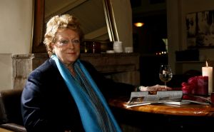 08-02-2007 SHOWBIZZ: CAROLINE KAART GEEFT INTERVIEW AAN WEEKBLAD PRIVE. De 75 jarige operadiva klapt uit de school tegen journaliste van weekblad Prive Barbara Plugge. Een verhaal in 2 delen dat menigeen wakker zal schudden wat er zoal gaande was en is in de Nederlandse showbizzvijver. Een pracht verhaal opgetekend in alle stilte van de Larense bossen. Caroline Kaart of te wel Carolin Raitt haar schotse naam maakt schoon schip en Barbara Plugge schreef het op. Deze week en volgende week exclusief voor u in de Prive.
foto: Albert den Iseger.