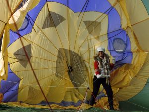 08-02-2007 SHOWBIZZ; CHARLENE HEEFT VALENTIJNS DATE OP 2200 METER HOOGTE. Zangeres Charlene(19) ging zondagmiddag met 2 date-s de lucht in, en wel met de Tros luchtballon. Op een hoogte van 2200 meter werden er afspraakjes gemaakt, telefoonnnummers uitgewisseld en foto s gemaakt, dit allemaal in het kader van een aktie van weekblad Prive om Charlene een onvergetelijke Valentijnsdag te bezorgen.
foto: Albert den Iseger.