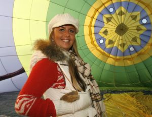 08-02-2007 SHOWBIZZ; CHARLENE HEEFT VALENTIJNS DATE OP 2200 METER HOOGTE. Zangeres Charlene(19) ging zondagmiddag met 2 date-s de lucht in, en wel met de Tros luchtballon. Op een hoogte van 2200 meter werden er afspraakjes gemaakt, telefoonnnummers uitgewisseld en foto s gemaakt, dit allemaal in het kader van een aktie van weekblad Prive om Charlene een onvergetelijke Valentijnsdag te bezorgen.
foto: Albert den Iseger.