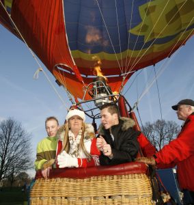08-02-2007 SHOWBIZZ; CHARLENE HEEFT VALENTIJNS DATE OP 2200 METER HOOGTE. Zangeres Charlene(19) ging zondagmiddag met 2 date-s de lucht in, en wel met de Tros luchtballon. Op een hoogte van 2200 meter werden er afspraakjes gemaakt, telefoonnnummers uitgewisseld en foto s gemaakt, dit allemaal in het kader van een aktie van weekblad Prive om Charlene een onvergetelijke Valentijnsdag te bezorgen.
foto: Albert den Iseger.