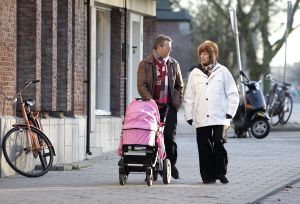 07-02-2007 SHOWBIZZ; CHAZIA MOURALI VOOR DE EERSTE KEER NA BEVALLING BUITEN MET DOCHTER JASMIJN. Heerlijk even de frisse buitenlucht in met Marc en dochter Jasmijn, 12 dagen na de bevalling even een frisse neus halen en zelf even de boodschappen doen.Het inmiddels getrouwde paar heeft ook plannen voor een groots huwelijksfeest maar wanneer is nog even een vraagteken.
foto: Albert den Iseger.