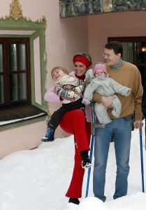 2-02-2007 KONINKLIJK HUIS: DE KONINGIN IS MET FAMILIE OP VAKANTIE IN LECH. De Koningin is samen met Prins van Oranje Willem-Alexander, Prinses Maxima,Prins Constantijn en Prins Laurentien en hun kinderen Catharina-Amalia, Alexia, Eloise, Claus-Casimir en Leonore met wintersport vakantie in het Oostenrijkse Lech. Men logeert als vanouds in het bijhuis de POFTUTFCHE van De Post 
foto: Albert den Iseger.