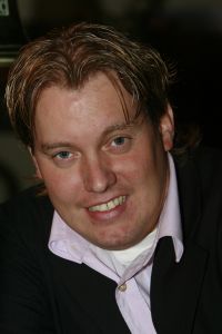 12-2-2007 SHOWBIZZ; DRENTS KNALFUIFJE VOOR KINDEREN IN SIR LANKA. Acteur Hans Langhout en Jacques d Ancona organiseerde in Party Town te Assen een knalfuif voor de kindertjes in Sir Lanka. Vele sterren waren belangenloos komen opdraven om de opbrengst te stimuleren. Tony Neef-Vera Mann-Frans Mulder-Jan Ottens-Hans Liberg-Marc-Marie Huybrechts-Mariska van Kolck-Brigitte Kaandorp en de Jantjes bezorgden de gasten een heerlijke lach. Tom Westermeijer vergrootte de opbrengst van 70.000 euro royaal tot een ton. De gasten klapten hun handen blauw om dit gulle gebaar.Ere gasten Mies Bouman en Anne-Wil Blankers genoten met hun partners van een echt Drents avondje. Op de after party verzorgde Guus Meeuwis een spetterend optreden, daarna werden de Audi s de Rolls Royce en de Bentleys gestart voor een lange reis naar huis.
foto: Albert den Iseger.