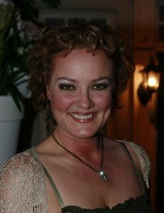 12-2-2007 SHOWBIZZ; DRENTS KNALFUIFJE VOOR KINDEREN IN SIR LANKA. Acteur Hans Langhout en Jacques d Ancona organiseerde in Party Town te Assen een knalfuif voor de kindertjes in Sir Lanka. Vele sterren waren belangenloos komen opdraven om de opbrengst te stimuleren. Tony Neef-Vera Mann-Frans Mulder-Jan Ottens-Hans Liberg-Marc-Marie Huybrechts-Mariska van Kolck-Brigitte Kaandorp en de Jantjes bezorgden de gasten een heerlijke lach. Tom Westermeijer vergrootte de opbrengst van 70.000 euro royaal tot een ton. De gasten klapten hun handen blauw om dit gulle gebaar.Ere gasten  Mies Bouman en Anne-Wil Blankers genoten met hun partners van een echt Drents avondje. Op de after party verzorgde Guus Meeuwis een spetterend optreden, daarna werden de Audi s de Rolls Royce en de Bentleys gestart voor een lange reis naar huis.
foto: Albert den Iseger.