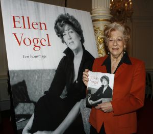 26-01-2007 SHOWBIZZ: ELLEN VOGEL KRIJGT EERSTE BOEK UITGEREIKT OVER HAAR LEVEN; Dit boek is een eerbetoon aan een van de grootste Nederlandse actrices van na de Tweede Wereldoorlog Ellen Vogel.
foto: Albert den Iseger