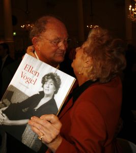26-01-2007 SHOWBIZZ: ELLEN VOGEL KRIJGT EERSTE BOEK UITGEREIKT OVER HAAR LEVEN; Dit boek is een eerbetoon aan een van de grootste Nederlandse actrices van na de Tweede Wereldoorlog Ellen Vogel.
foto: Albert den Iseger