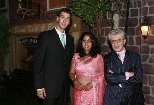 12-2-2007 SHOWBIZZ; DRENTS KNALFUIFJE VOOR KINDEREN IN SIR LANKA. Acteur Hans Langhout en Jacques d Ancona organiseerde in Party Town te Assen een knalfuif voor de kindertjes in Sir Lanka. Vele sterren waren belangenloos komen opdraven om de opbrengst te stimuleren. Tony Neef-Vera Mann-Frans Mulder-Jan Ottens-Hans Liberg-Marc-Marie Huybrechts-Mariska van Kolck-Brigitte Kaandorp en de Jantjes bezorgden de gasten een heerlijke lach. Tom Westermeijer vergrootte de opbrengst van 70.000 euro royaal tot een ton. De gasten klapten hun handen blauw om dit gulle gebaar.Ere gasten  Mies Bouman en Anne-Wil Blankers genoten met hun partners van een echt Drents avondje. Op de after party verzorgde Guus Meeuwis een spetterend optreden, daarna werden de Audi s de Rolls Royce en de Bentleys gestart voor een lange reis naar huis.
foto: Albert den Iseger.