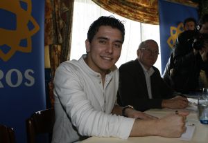 07-02-2007 SHOWBIZZ; JAN SMIT HEEFT ZICH VOOR 2 JAAR EXCLUSIEF VERBONDEN AAN DE TROS. Onderdelen van het contract zijn een nieuwe serie Gewoon Jan Smit, een reissoap, twee concertregistraties en de presentaties van de Tros muziekfeesten. Hij is wel vrij om voor andere zenders zijn nummers te promoten.
foto: Albert den Iseger