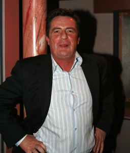 12-2-2007 SHOWBIZZ; DRENTS KNALFUIFJE VOOR KINDEREN IN SIR LANKA. Acteur Hans Langhout en Jacques d Ancona organiseerde in Party Town te Assen een knalfuif voor de kindertjes in Sir Lanka. Vele sterren waren belangenloos komen opdraven om de opbrengst te stimuleren. Tony Neef-Vera Mann-Frans Mulder-Jan Ottens-Hans Liberg-Marc-Marie Huybrechts-Mariska van Kolck-Brigitte Kaandorp en de Jantjes bezorgden de gasten een heerlijke lach. Tom Westermeijer vergrootte de opbrengst van 70.000 euro royaal tot een ton. De gasten klapten hun handen blauw om dit gulle gebaar.Ere gasten  Mies Bouman en Anne-Wil Blankers genoten met hun partners van een echt Drents avondje. Op de after party verzorgde Guus Meeuwis een spetterend optreden, daarna werden de Audi s de Rolls Royce en de Bentleys gestart voor een lange reis naar huis.
foto: Albert den Iseger.