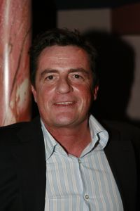 12-2-2007 SHOWBIZZ; DRENTS KNALFUIFJE VOOR KINDEREN IN SIR LANKA. Acteur Hans Langhout en Jacques d Ancona organiseerde in Party Town te Assen een knalfuif voor de kindertjes in Sir Lanka. Vele sterren waren belangenloos komen opdraven om de opbrengst te stimuleren. Tony Neef-Vera Mann-Frans Mulder-Jan Ottens-Hans Liberg-Marc-Marie Huybrechts-Mariska van Kolck-Brigitte Kaandorp en de Jantjes bezorgden de gasten een heerlijke lach. Tom Westermeijer vergrootte de opbrengst van 70.000 euro royaal tot een ton. De gasten klapten hun handen blauw om dit gulle gebaar.Ere gasten  Mies Bouman en Anne-Wil Blankers genoten met hun partners van een echt Drents avondje. Op de after party verzorgde Guus Meeuwis een spetterend optreden, daarna werden de Audi s de Rolls Royce en de Bentleys gestart voor een lange reis naar huis.
foto: Albert den Iseger.