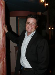 12-2-2007 SHOWBIZZ; DRENTS KNALFUIFJE VOOR KINDEREN IN SIR LANKA. Acteur Hans Langhout en Jacques d Ancona organiseerde in Party Town te Assen een knalfuif voor de kindertjes in Sir Lanka. Vele sterren waren belangenloos komen opdraven om de opbrengst te stimuleren. Tony Neef-Vera Mann-Frans Mulder-Jan Ottens-Hans Liberg-Marc-Marie Huybrechts-Mariska van Kolck-Brigitte Kaandorp en de Jantjes bezorgden de gasten een heerlijke lach. Tom Westermeijer vergrootte de opbrengst van 70.000 euro royaal tot een ton. De gasten klapten hun handen blauw om dit gulle gebaar.Ere gasten  Mies Bouman en Anne-Wil Blankers genoten met hun partners van een echt Drents avondje. Op de after party verzorgde Guus Meeuwis een spetterend optreden, daarna werden de Audi s de Rolls Royce en de Bentleys gestart voor een lange reis naar huis.
foto: Albert den Iseger.