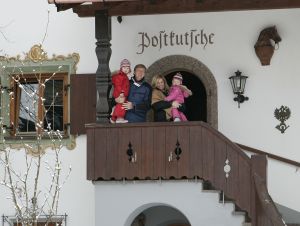 2-02-2007 KONINKLIJK HUIS: DE KONINGIN IS MET FAMILIE OP VAKANTIE IN LECH. De Koningin is samen met Prins van Oranje Willem-Alexander, Prinses Maxima,Prins Constantijn en Prins Laurentien en hun kinderen Catharina-Amalia, Alexia, Eloise, Claus-Casimir en Leonore met wintersport vakantie in het Oostenrijkse Lech. Men logeert als vanouds in het bijhuis de POFTUTFCHE van De Post 
foto: Albert den Iseger.