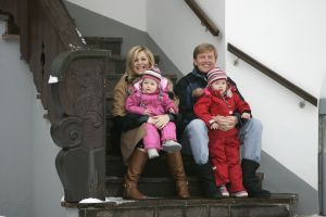 2-02-2007 KONINKLIJK HUIS: DE KONINGIN IS MET FAMILIE OP VAKANTIE IN LECH. De Koningin is samen met Prins van Oranje Willem-Alexander, Prinses Maxima,Prins Constantijn en Prins Laurentien en hun kinderen Catharina-Amalia, Alexia, Eloise, Claus-Casimir en Leonore met wintersport vakantie in het Oostenrijkse Lech. Men logeert als vanouds in het bijhuis de POFTUTFCHE van De Post 
foto: Albert den Iseger.
