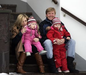 2-02-2007 KONINKLIJK HUIS: DE KONINGIN IS MET FAMILIE OP VAKANTIE IN LECH. De Koningin is samen met Prins van Oranje Willem-Alexander, Prinses Maxima,Prins Constantijn en Prins Laurentien en hun kinderen Catharina-Amalia, Alexia, Eloise, Claus-Casimir en Leonore met wintersport vakantie in het Oostenrijkse Lech. Men logeert als vanouds in het bijhuis de POFTUTFCHE van De Post 
foto: Albert den Iseger.