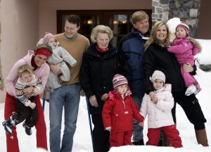 2-02-2007 KONINKLIJK HUIS: DE KONINGIN IS MET FAMILIE OP VAKANTIE IN LECH. De Koningin is samen met Prins van Oranje Willem-Alexander, Prinses Maxima,Prins Constantijn en Prins Laurentien en hun kinderen Catharina-Amalia, Alexia, Eloise, Claus-Casimir en Leonore met wintersport vakantie in het Oostenrijkse Lech. Men logeert als vanouds in het bijhuis de POFTUTFCHE van De Post 
foto: Albert den Iseger.