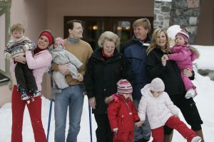 2-02-2007 KONINKLIJK HUIS: DE KONINGIN IS MET FAMILIE OP VAKANTIE IN LECH. De Koningin is samen met Prins van Oranje Willem-Alexander, Prinses Maxima,Prins Constantijn en Prins Laurentien en hun kinderen Catharina-Amalia, Alexia, Eloise, Claus-Casimir en Leonore met wintersport vakantie in het Oostenrijkse Lech. Men logeert als vanouds in het bijhuis de POFTUTFCHE van De Post 
foto: Albert den Iseger.