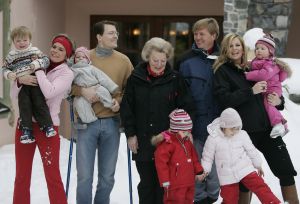 2-02-2007 KONINKLIJK HUIS: DE KONINGIN IS MET FAMILIE OP VAKANTIE IN LECH. De Koningin is samen met Prins van Oranje Willem-Alexander, Prinses Maxima,Prins Constantijn en Prins Laurentien en hun kinderen Catharina-Amalia, Alexia, Eloise, Claus-Casimir en Leonore met wintersport vakantie in het Oostenrijkse Lech. Men logeert als vanouds in het bijhuis de POFTUTFCHE van De Post 
foto: Albert den Iseger.