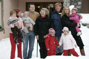 2-02-2007 KONINKLIJK HUIS: DE KONINGIN IS MET FAMILIE OP VAKANTIE IN LECH. De Koningin is samen met Prins van Oranje Willem-Alexander, Prinses Maxima,Prins Constantijn en Prins Laurentien en hun kinderen Catharina-Amalia, Alexia, Eloise, Claus-Casimir en Leonore met wintersport vakantie in het Oostenrijkse Lech. Men logeert als vanouds in het bijhuis de POFTUTFCHE van De Post 
foto: Albert den Iseger.