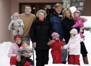 2-02-2007 KONINKLIJK HUIS: DE KONINGIN IS MET FAMILIE OP VAKANTIE IN LECH. De Koningin is samen met Prins van Oranje Willem-Alexander, Prinses Maxima,Prins Constantijn en Prins Laurentien en hun kinderen Catharina-Amalia, Alexia, Eloise, Claus-Casimir en Leonore met wintersport vakantie in het Oostenrijkse Lech. Men logeert als vanouds in het bijhuis de POFTUTFCHE van De Post 
foto: Albert den Iseger.