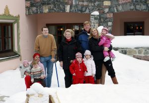 2-02-2007 KONINKLIJK HUIS: DE KONINGIN IS MET FAMILIE OP VAKANTIE IN LECH. De Koningin is samen met Prins van Oranje Willem-Alexander, Prinses Maxima,Prins Constantijn en Prins Laurentien en hun kinderen Catharina-Amalia, Alexia, Eloise, Claus-Casimir en Leonore met wintersport vakantie in het Oostenrijkse Lech. Men logeert als vanouds in het bijhuis de POFTUTFCHE van De Post 
foto: Albert den Iseger.