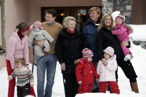 2-02-2007 KONINKLIJK HUIS: DE KONINGIN IS MET FAMILIE OP VAKANTIE IN LECH. De Koningin is samen met Prins van Oranje Willem-Alexander, Prinses Maxima,Prins Constantijn en Prins Laurentien en hun kinderen Catharina-Amalia, Alexia, Eloise, Claus-Casimir en Leonore met wintersport vakantie in het Oostenrijkse Lech. Men logeert als vanouds in het bijhuis de POFTUTFCHE van De Post 
foto: Albert den Iseger.