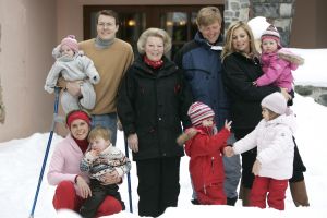 2-02-2007 KONINKLIJK HUIS: DE KONINGIN IS MET FAMILIE OP VAKANTIE IN LECH. De Koningin is samen met Prins van Oranje Willem-Alexander, Prinses Maxima,Prins Constantijn en Prins Laurentien en hun kinderen Catharina-Amalia, Alexia, Eloise, Claus-Casimir en Leonore met wintersport vakantie in het Oostenrijkse Lech. Men logeert als vanouds in het bijhuis de POFTUTFCHE van De Post 
foto: Albert den Iseger.