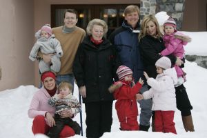 2-02-2007 KONINKLIJK HUIS: DE KONINGIN IS MET FAMILIE OP VAKANTIE IN LECH. De Koningin is samen met Prins van Oranje Willem-Alexander, Prinses Maxima,Prins Constantijn en Prins Laurentien en hun kinderen Catharina-Amalia, Alexia, Eloise, Claus-Casimir en Leonore met wintersport vakantie in het Oostenrijkse Lech. Men logeert als vanouds in het bijhuis de POFTUTFCHE van De Post 
foto: Albert den Iseger.