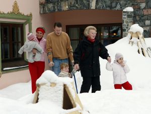 2-02-2007 KONINKLIJK HUIS: DE KONINGIN IS MET FAMILIE OP VAKANTIE IN LECH. De Koningin is samen met Prins van Oranje Willem-Alexander, Prinses Maxima,Prins Constantijn en Prins Laurentien en hun kinderen Catharina-Amalia, Alexia, Eloise, Claus-Casimir en Leonore met wintersport vakantie in het Oostenrijkse Lech. Men logeert als vanouds in het bijhuis de POFTUTFCHE van De Post 
foto: Albert den Iseger.